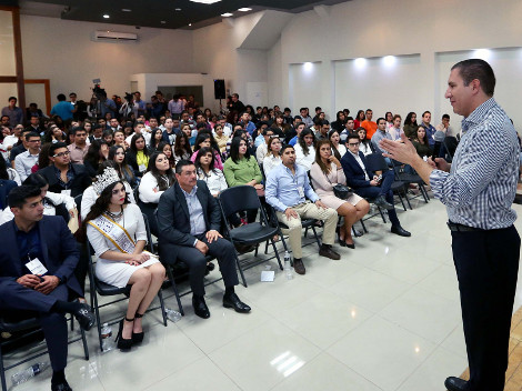 El aspirante a la candidatura por el PAN a la Presidencia de la República, Rafael Moreno Valle durante su encuentro con jóvenes universitarios de Dura