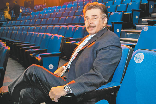 El director y comediante posa cómodamente en una de las butacas. 