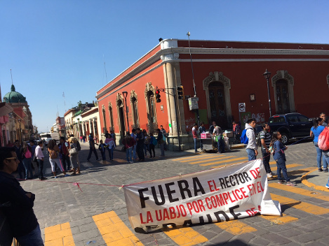 Estudiantes de la UABJO cerraron 16 calles en la zona del Centro Histórico de Oaxaca.