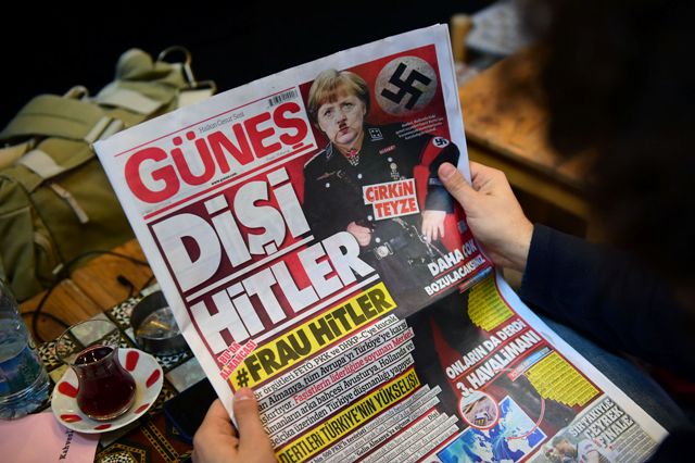 Una Hitler en femenino, dice el titular del diario junto a la etiqueta #FrauHitler.