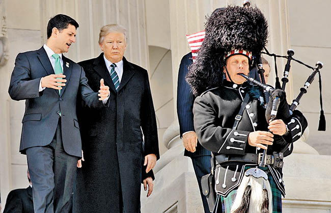 El mandatario y Paul Ryan, líder republicano de la Cámara de Representantes, festejaron ayer a migrantes irlandeses. 