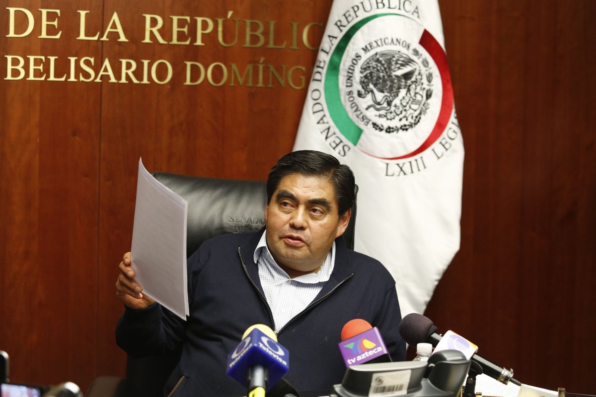 El senado Miguel Barbosa rechazó haber amenazado a Dolores Padierna.