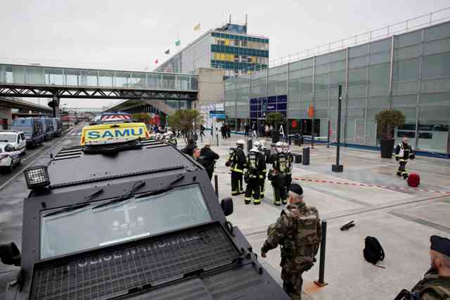 En el aeropuerto de Orly fue abatido el atacante.