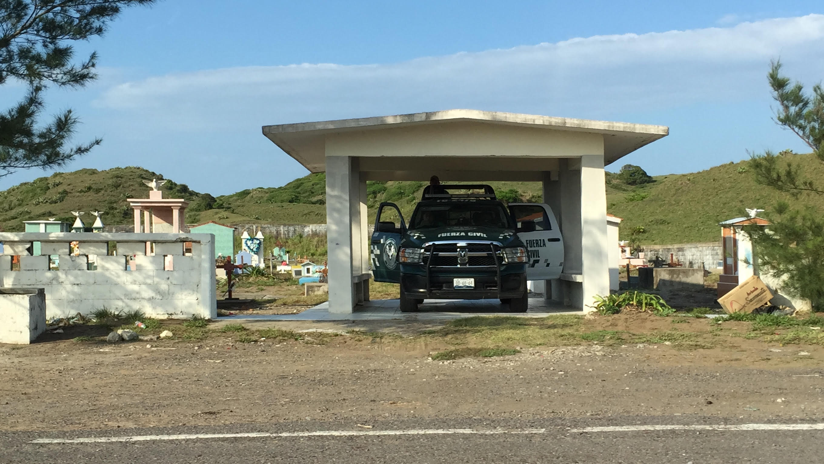 Bajo un fuerte despliegue de seguridad comenzó la exhumación de cuerpos de las fosas de Alvarado, Veracruz.