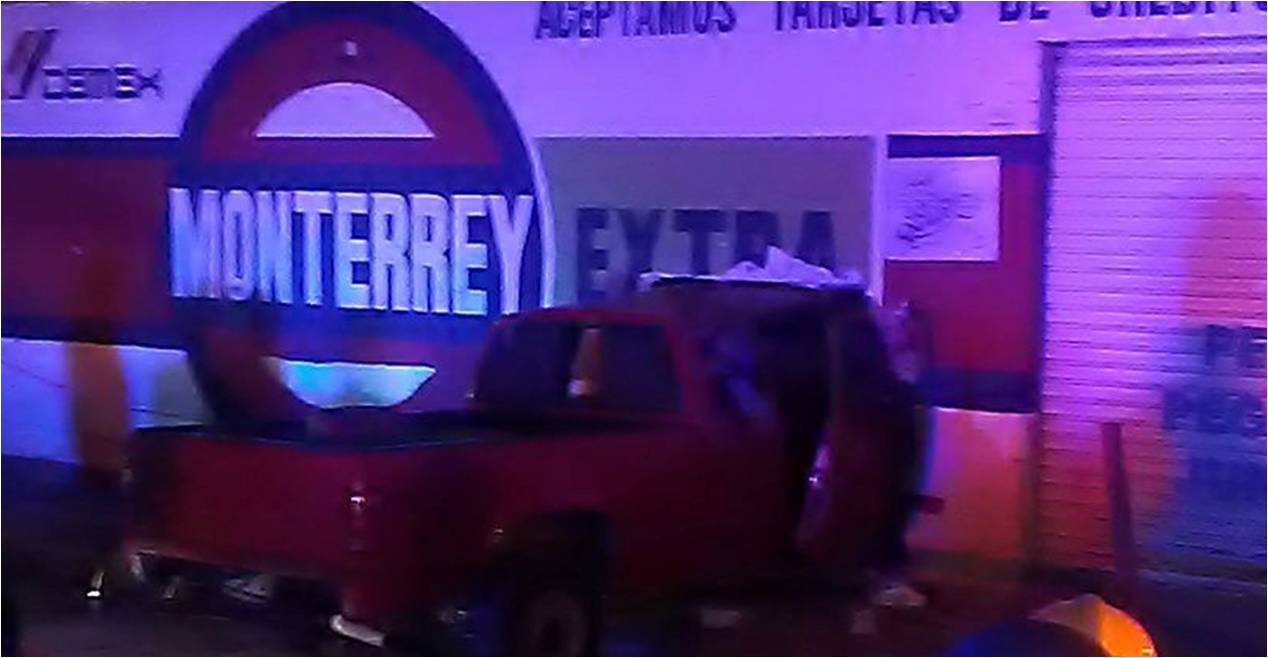 Dos hombres murieron y cuatro resultaron heridos; después de haber chocado contra una barda. (Foto Especial) 