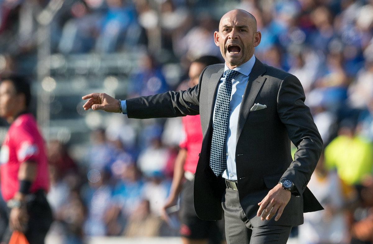 Paco Jémez durante el partido entre Cruz Azul y Tigres