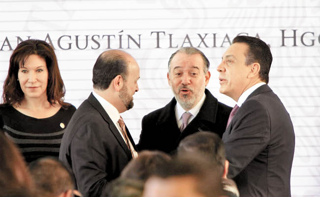 El procurador capitalino Rodolfo Ríos; el titular de la PGR, Raúl Cervantes, y el gobernador Omar Fayad. 