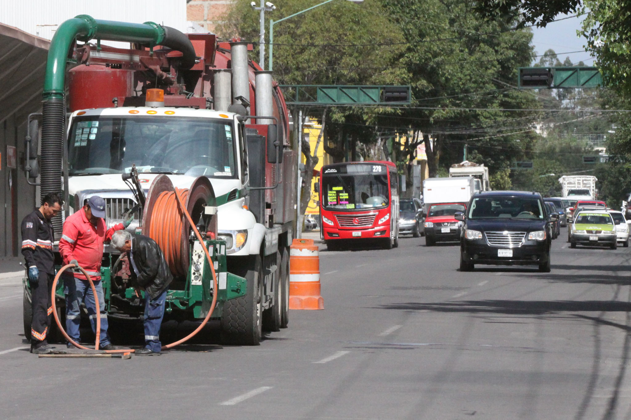 Realizan labores de desazolve en diferentes puntos.