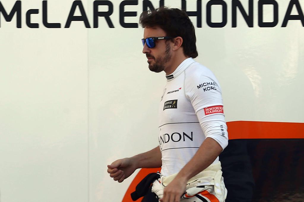 Fernando Alonso durante las prácticas de McLaren en Barcelona.