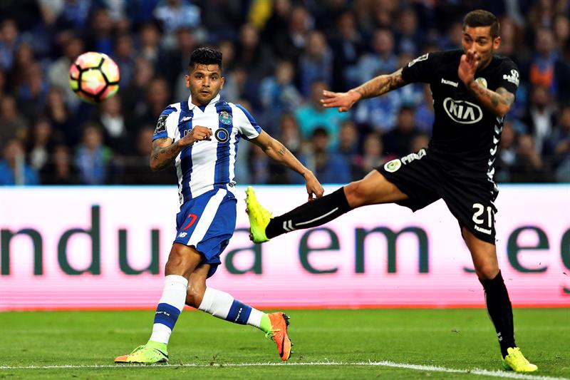 Jesús Corona en el partido contra Setúbal