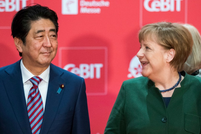 El primer ministro japonés, Shinzo Abe, y la canciller alemana, Angela Merkel, durante el evento inaugural "Welcome Night" en la feria informática CeB