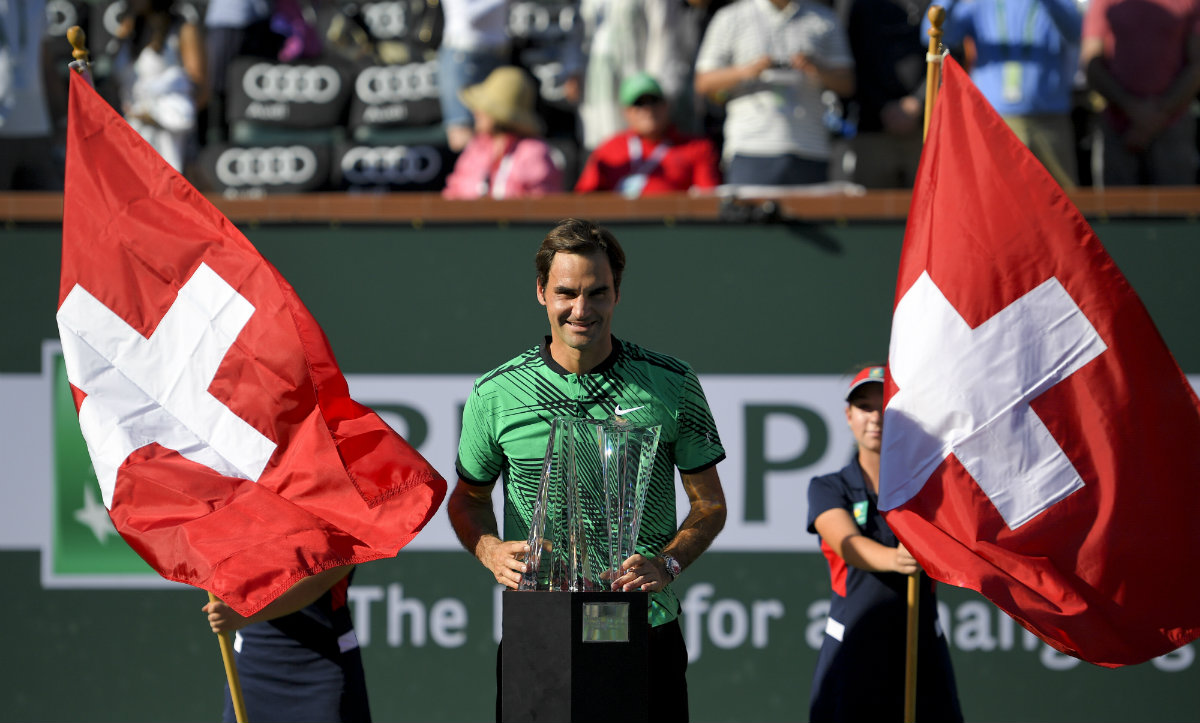 Roger Federer posando junto a su quinto título de Indian Wells