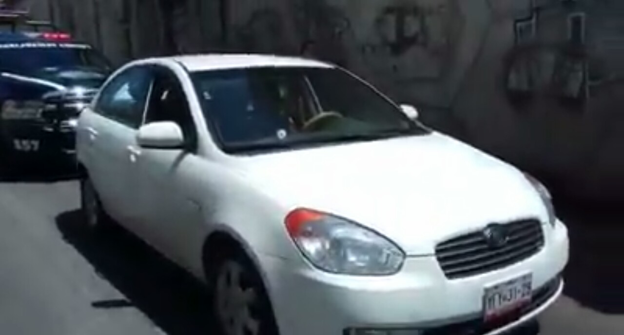 Auto baleado abandonado en avenida Hidalgo de Tampico.