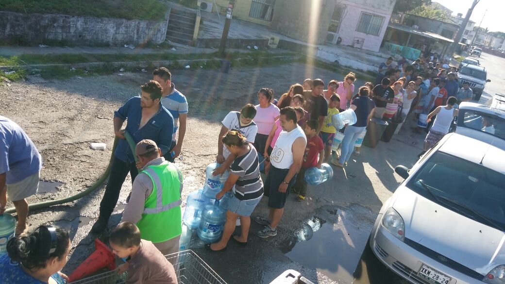 COMAPA reparte agua con pipas por desabasto.