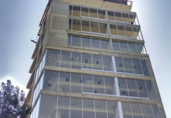 El comité ciudadano acusó que la obra dobla la altura permitida por el Plan Parcial de Desarrollo Urbano de la zona.