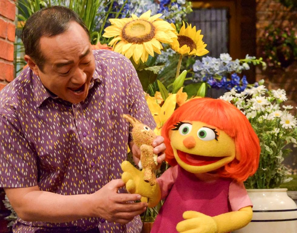 Julia hará su debut televisivo el 10 de abril.