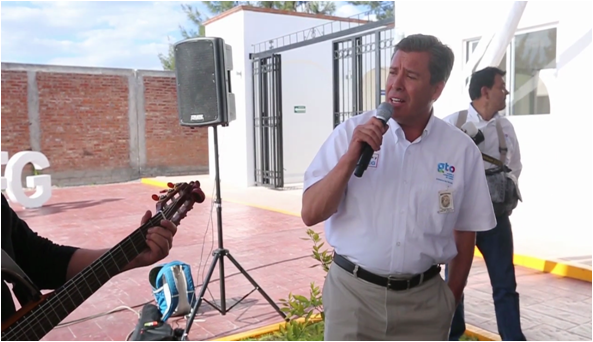 Miguel Márquez Márquez, gobernador del estado de Guanajuato, interpretó el éxito del cantante José José “Ya lo pasado, pasado”. (Foto Especial) 