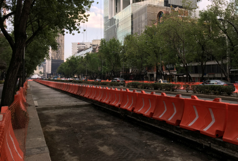 Las obras de construcción de la Línea 7 del Metrobús, en Paseo de la Reforma, van de acuerdo con el cronograma, por lo que se espera que concluyan en 
