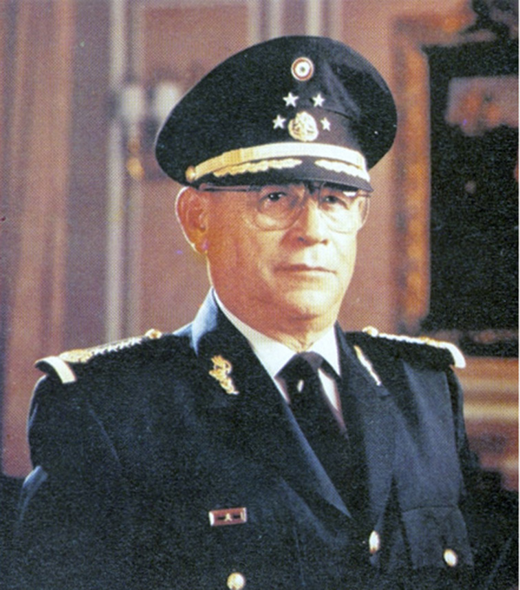 Riviello Bazán, quien nació el 21 de noviembre de 1926, egresó del Heroico Colegio Militar como subteniente de Infantería. 