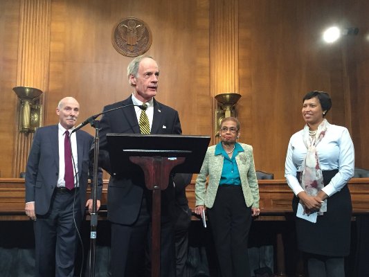 El senador de Delaware Tom Carper, apoyado de otros 23 legisladores demócratas, presentó el proyecto de ley para frenar la construcción del muro front