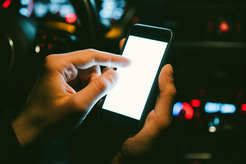 ¡Cuidado con usar tu celular en las noches!