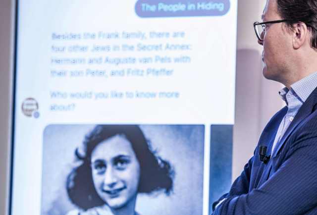 El director del museo Ronald Leopold, aseguró que se trata del primer "chatbot".