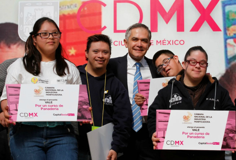 El jefe de Gobierno capitalino, Miguel Ángel Mancera, encabezó un acto para anunciar a apoyos a personas con síndrome de Down.