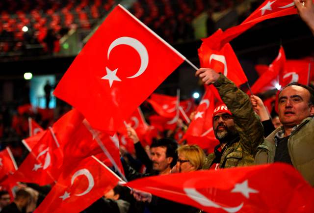 "Todas las manifestaciones previstas en el futuro han sido anuladas", declaró una portavoz de la "célula de coordinación" en el extranjero del AKP.