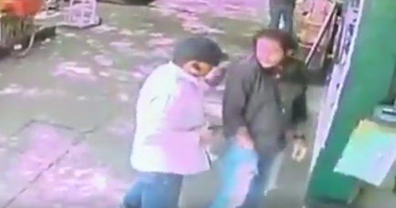 En el video se aprecia como un hombre es amagado por un individuo armado. 