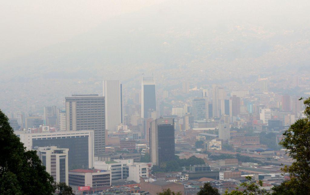 El alcalde de Medellín dijo que los altos niveles de contaminación se deben al aumento del parque vehicular.