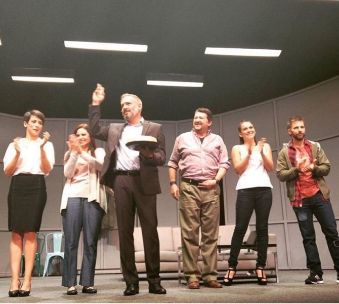 Arath de la Torre regresa al teatro con la obra 'Bajo Terapia'.