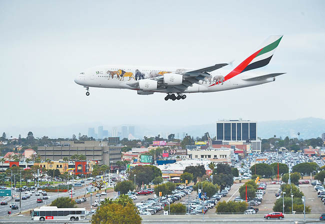 Un avión de Emirates Airlines, poco antes de aterrizar ayer en el aeropuerto internacional de Los Ángeles. 