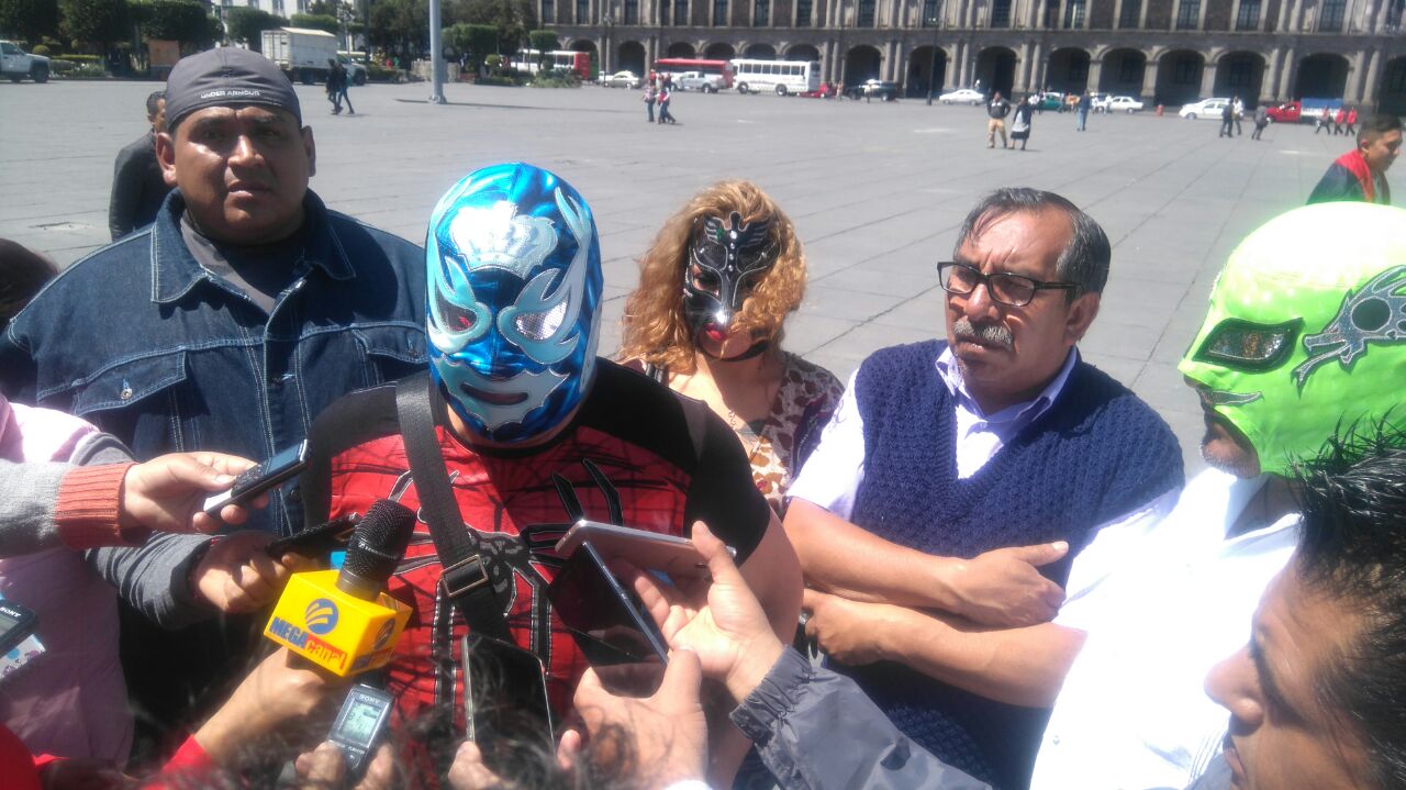 Les cobra 35 por ciento de las ganancias por presentación y mil pesos para su ayudante.