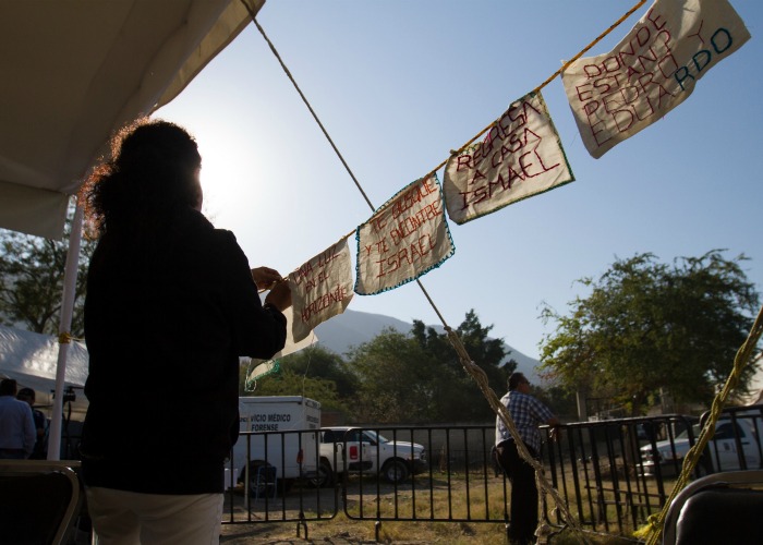 Colectivos de víctimas y familiares de desaparecidos están presentes en la zona donde se extraen los cuerpos. 