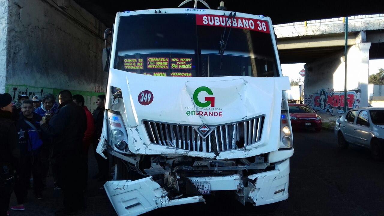El autobús fue remolcado por una grúa para liberar la vialidad.