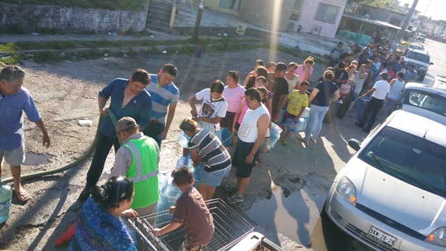 Llevan agua a las colonias.
