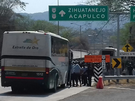 Normalistas secuestraron el autobús con número económico 1512 de la empresa Estrella de Oro para llegar a la autopista.  