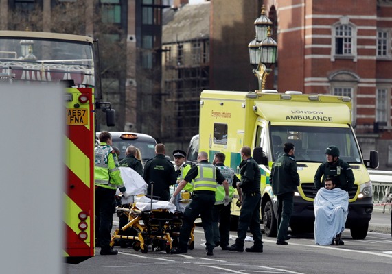 La policía de Londres acudió a la zona después de que también se activarán las alarmas de incendio. 