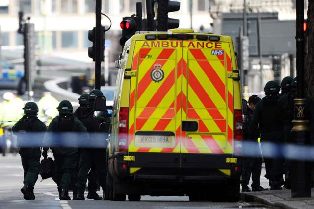 Los servicios de emergencia en Londres acudieron a la zona del ataque en Westminster.