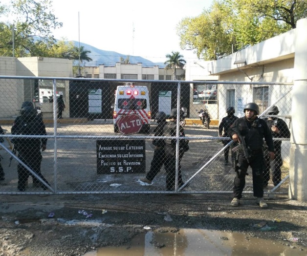 Ambulancias entran al penal de Ciudad Victoria.