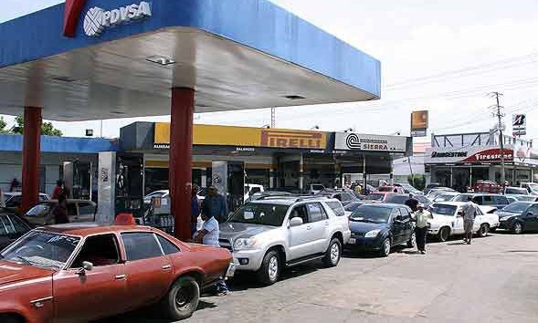 Desde temprano, miles de conductores se formaron en las estaciones para abastecerse.
