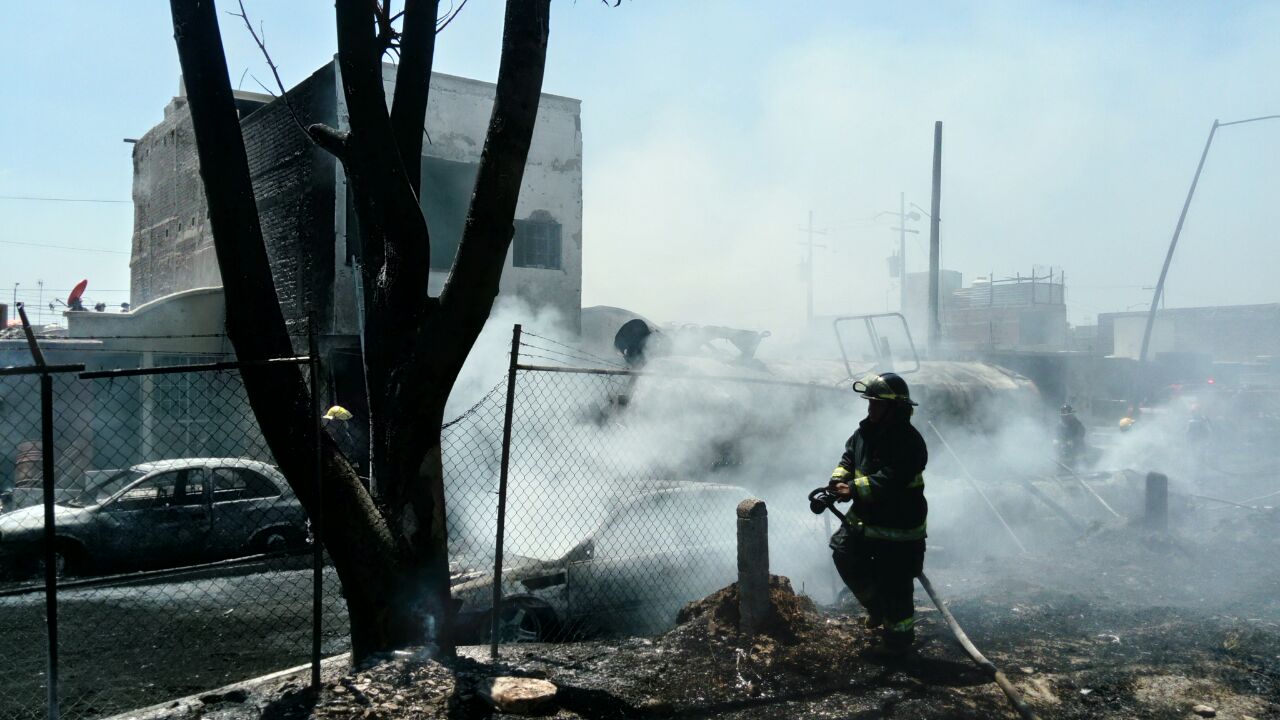 Elementos de bomberos sofocaron el fuego. (Foto Especial)