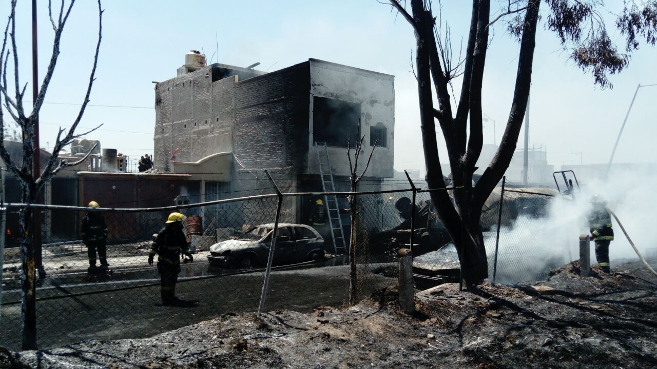 Por la explosión resultaron afectadas 12 viviendas y 5 autos. (Foto: Especial).