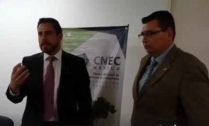 Jaime Ricardo Kichner, delegado de la STPS  y Adolfo Lira Carrillo, presidente de la CNEC Guanajuato. (Foto: Alicia Sánchez).