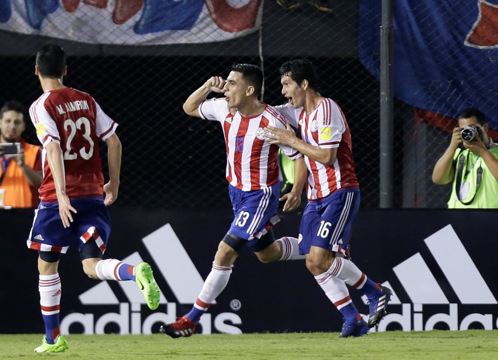 Junior Alonso festeja el segundo gol de Paraguay.