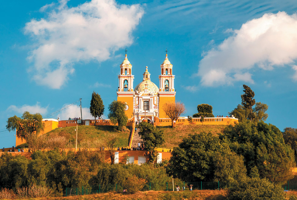 Sobre la Gran Pirámide de Cholula se erige el Santuario dedicado a la Virgen de los Remedios.