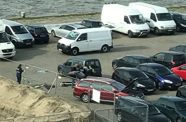 La policía inspeccionó el automóvil de la persona que trató de arrollar a una multitud en Amberes.