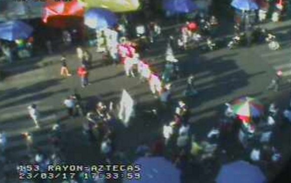 Vecinos de Tepito bloquean la circulación vehicular en Eje 1 Norte y Aztecas, en demanda de suministro de energía eléctrica.