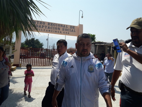 El dirigente de la Asamblea Popular de los Pueblos de Guerrero, Nicolás Chávez Adame, al salir de prisión.