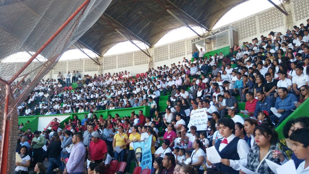 En el estadio Rosa Laguna de Gómez Palacio, se realizó la sexta edición del récord mundial de lectura colectiva.